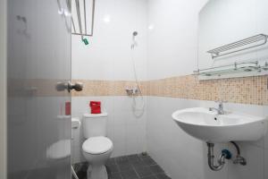 Kamar mandi di RedDoorz Plus @ Danau Sunter Utara