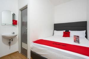 Postel nebo postele na pokoji v ubytování RedDoorz Plus @ Danau Sunter Utara
