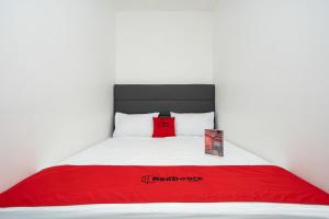 Postel nebo postele na pokoji v ubytování RedDoorz Plus @ Danau Sunter Utara