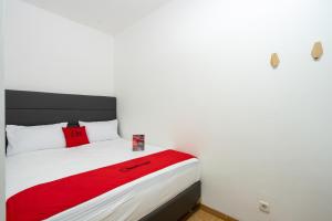 Postel nebo postele na pokoji v ubytování RedDoorz Plus @ Danau Sunter Utara