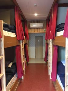 Двухъярусная кровать или двухъярусные кровати в номере Nikko Park Lodge Tobu Station