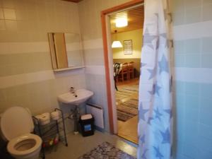 Kylpyhuone majoituspaikassa Tikkamäki