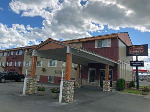 un edificio con una señal delante de él en FairBridge Inn - Coeur d'Alene, en Coeur d'Alene