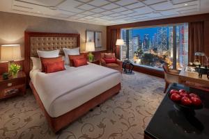 Uma cama ou camas num quarto em Mandarin Oriental, Hong Kong