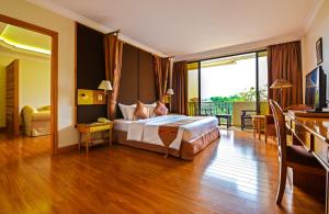 Postel nebo postele na pokoji v ubytování Angkor Century Resort & Spa