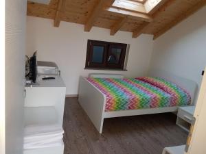 una camera da letto con un letto con un piumone colorato di Residenza Borgazzi CIR S00031 a Monza