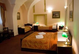 Posteľ alebo postele v izbe v ubytovaní U Medvidku-Brewery Hotel