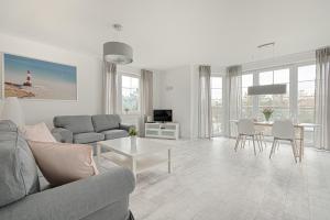 salon z kanapą i stołem w obiekcie Imperial Apartments - Baltica w mieście Sopot