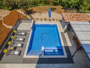 Fotografia z galérie ubytovania Villa with swimming pool, outdoor kitchen, sauna, jacuzzi, play area and sea view v destinácii Viskovići