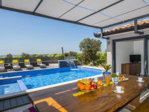 Fotografia z galérie ubytovania Villa with swimming pool, outdoor kitchen, sauna, jacuzzi, play area and sea view v destinácii Viskovići