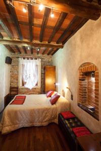 Un dormitorio con una cama grande y una ventana en Tangohotel, en Lucca