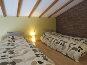 two beds sitting next to each other in a bedroom at Lodge Nakajima in Nozawa Onsen