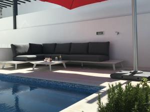 בריכת השחייה שנמצאת ב-Comfortable villa in Coto with swimming pool או באזור