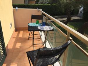 un tavolino e 2 sedie sul balcone di Cozy Holiday Home with Terrace in Carrara a Carrara