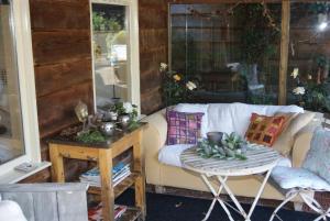 a living room with a couch and a table at Lisayalichtwerk in Tweede Exloërmond