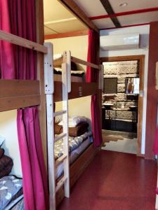 Divstāvu gulta vai divstāvu gultas numurā naktsmītnē Nikko Park Lodge Tobu Station