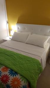 ベニドルムにあるEd l' alcudiaのベッド(緑と白のシーツ、枕付)