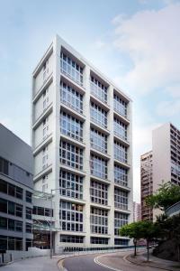 香港にあるサミット ビュー 九龍の多くの窓がある白い高い建物