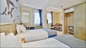 Postel nebo postele na pokoji v ubytování Ramada by Wyndham Istanbul Old City