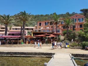 a group of people walking on the beach near a hotel at Villa in Méounes near Bandol Beach in Méounes-lès-Montrieux