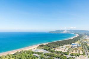 una vista aérea de la playa y del océano en Van-Pretty Residence Haitang Bay Sanya, en Sanya