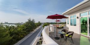 En balkong eller terrass på Pebbles Inn