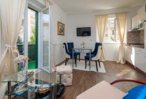 Televízia a/alebo spoločenská miestnosť v ubytovaní Apartment Helena