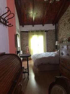 1 dormitorio con 1 cama, vestidor y ventana en Ca'ls avis, en Serra