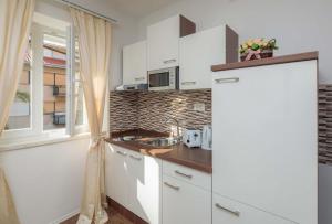 Kuchyňa alebo kuchynka v ubytovaní Apartment Helena + 29 fotografií