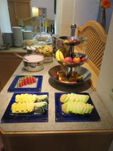 un mostrador con cuatro platos de fruta. en Hotel Eder en Ramsau im Zillertal