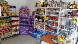 un magasin rempli de nourriture et de boissons dans l'établissement Hotel Orchidea, à Sozopol
