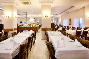 Lidya Sardes Hotel Thermal & SPA 레스토랑 또는 맛집