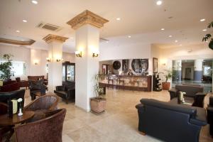een lobby met banken, tafels en stoelen bij Lidya Sardes Hotel Thermal & SPA in Salihli