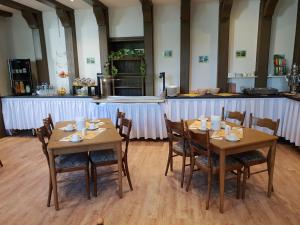 a dining room with tables and chairs and a buffet at Hotel Grüner Baum in Bretzenheim