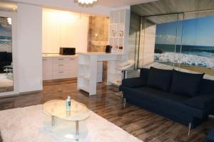 a living room with a couch and a table at MariSole in Constanţa