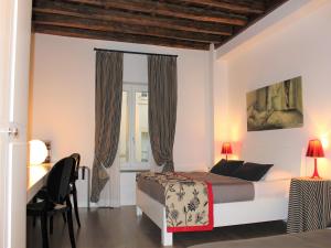 - une chambre avec un lit, une table et des chaises dans l'établissement Relais Fori Imperiali, à Rome