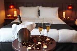 En eller flere senge i et værelse på Rodopi Hotel