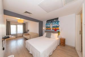 una camera con un letto bianco e un divano di Rumours Inn a Istanbul