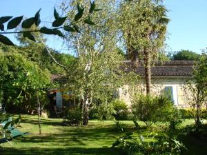 Pujols GirondeにあるLa Petite Provence de Touronの木立の庭のある家