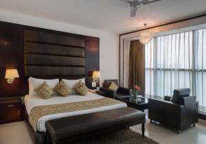 Postel nebo postele na pokoji v ubytování Hotel Shanti Palace Mahipalpur