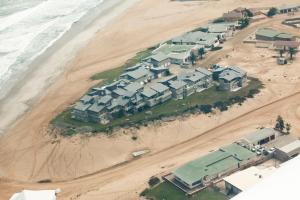 una vista aérea de una fila de casas en la playa en First Group Desert Rose, en Henties Bay