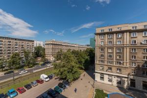 ワルシャワにあるAndersa Apartmentsの駐車場に車を停めた街並み