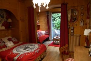 sypialnia z łóżkiem w pokoju z oknem w obiekcie Chalet la Colombière w mieście Sainte-Agnès