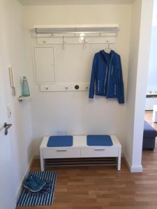 ein Zimmer mit einer blauen Jacke, die an einer Wand hängt in der Unterkunft Friesengut4 in Langeoog