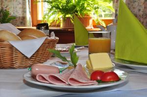 einen Tisch mit einem Teller Essen und einem Korb Brot in der Unterkunft Gästehaus Bernhard in Lochau