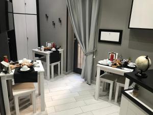 Zestaw do parzenia kawy i herbaty w obiekcie Parthenope Rooms