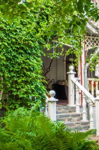 ヤロスラヴリにあるКрасивый дом на Волгеの白い手すり付きの玄関