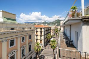 balcone con vista su una strada della città. di Residenza Eleonora a Salerno