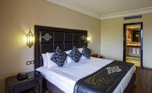 Postel nebo postele na pokoji v ubytování Palm Plaza Marrakech