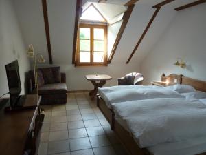 een slaapkamer met een bed, een tafel en een raam bij Gasthof Löwen in Wisen